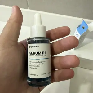 Cliente segurando o Sérum P1 — review T.