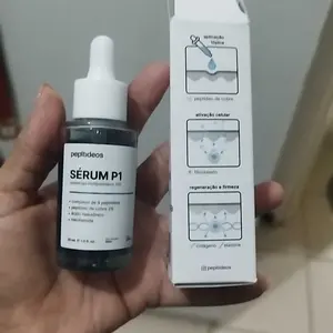 Cliente segurando o Sérum P1 — review A.