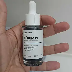 Cliente segurando o Sérum P1.