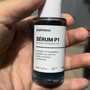 Cliente segurando o Sérum P1 — review E.