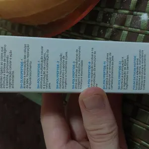 Sérum P1 segurado em interior — review d.